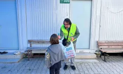 İzmir Depremimde Oğlunu Kaybeden Simge İsim Elif’in Babası, Enkaz Kentte Afetzede Vatandaşlara Umut Oluyor