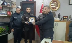 İzmir’de Dolanan Bayrağı Düzelten Bekçilere Plaket