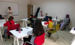 Minikler İngilizce Kursunda Hem Eğleniyor Hem Öğreniyor