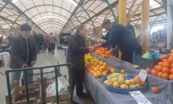 Pazardan Topladığı Gereçleri Gereksinim Sahiplerine Dağıtıyor