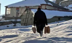 Sarsıntıda Hayatını Kaybedenler İçin Köy Köy Gezerek Ekmek Dağıttı