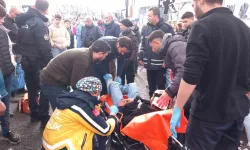 Seyyar Satıcıların Falçatalı Sopalı Hengamesi Pazarı Karıştırdı: Baba Oğul Yaralandı