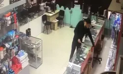 Tablet Bakmak İçin Girdiği Dükkandan Kaşla Göz Ortasında 30 Bin TL Bedelinde 2 Telefonu Alarak Kaçtı