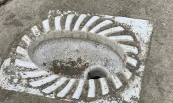 Tuvalet Yıkıldı, Taşı Kaldı
