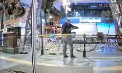Yol Üzerinde Bulunan Saksıların Toprağını Etrafa Saçtı, Yaptığına Kimse Mana Veremedi