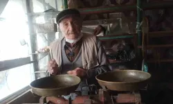 90 Yaşındaki Zekeriya Amca 50 Yıllık Eski Tip Terazisinden Vazgeçmiyor