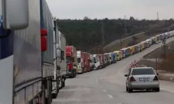 Kaçak Göçmenler Dorseden İnmeyince, Tır İçindekilerle Polis Merkezine Götürüldü