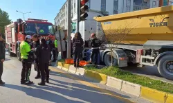 Kamyonun Altında Kalan Motosiklet Şoförü Hayatını Kaybetti