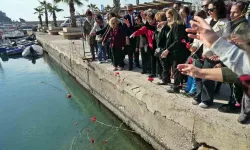 Selanik Mübadillerinin Antalya’ya Gelişinin 100’üncü Yılında Denize Kırmızı Karanfiller Bırakıldı