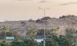 Tel Örgüyle Çevrili Muhafaza Altındaki Sit Alanında Off-Road Yapıp Kum Zambaklarına Ziyan Veriyorlar