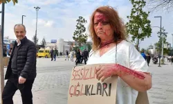 Yüzüne Makyaj Yapıp Sokağa İndi, Gören Dönüp Bir Daha Baktı