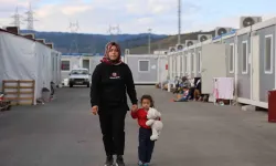 Zelzelede Binadaki 70 Şahıstan 66’sı Hayatını Kaybetti, Kurtulan Ailede Anne Hem Çocuğuna Bakıyor Hem Çalışıyor