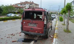 Alaca’da Rüzgar Araçlara Zarar Verdi