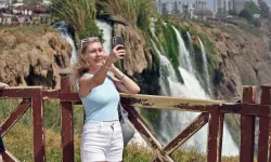 Antalya’nın Yasak Dinletmeyen Cazibesi Düden Şelalesi, Tatilci Akınına Uğradı