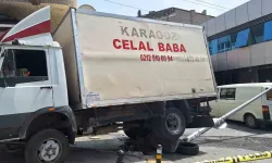 Bayrampaşa’da Facianın Eşiğinden Dönülen Anlar Kamerada: Kimyasal Unsur Yüklü Kamyonet Yokuş Aşağı Gelip Elektrik Direğine Çarptı