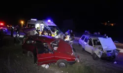 Çanakkale’de İki Araba Baş Başa Çarpıştı: 8 Yaralı