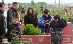 Diyarbakır’da Sarsıntı Mezarlığında Hüzünlü Bayram Ziyareti