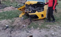 Niğde’de İki Araba Baş Başa Çarpıştı: 1’i Ağır 4 Yaralı