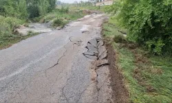 Yağmur Suyu Taşkını Asfaltı Çökertti