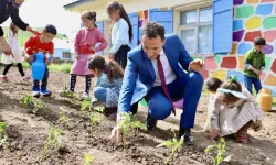 Atıl Alanı Organik Tarım Alanına Çeviren Fedakar Öğretmen, Ürünlerin Geliriyle Öğrencilerin Eğitim Muhtaçlıklarını Karşılıyor