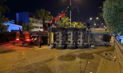 İzmir’de Lastikleri Patlayan Hafriyat Kamyonunun Dorsesi Devrildi