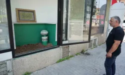 Vitrinde Mezarlığı Görenler Dönüp Bir Daha Bakıyor