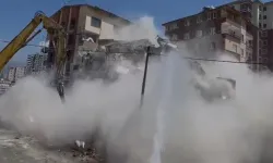 6 Katlı Bina İş Makinesinin Darbesiyle Yerle Bir Oldu