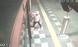 İş Yerinin Camlarını Taşla Kırdı, O Anlar Kamerada
