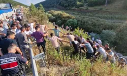 Yaralılar İçin İnsan Zinciri Oluşturdular
