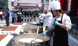 Klâsik Aşure İkramı Binlerce Kişiyi Buluşturdu