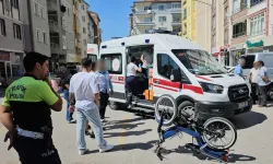 Caddede Otomobille Motosiklet Çarpıştı