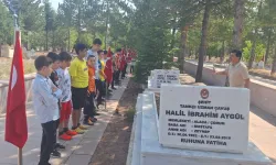 Minik Öğrencilerden Şehitliğe Ziyaret