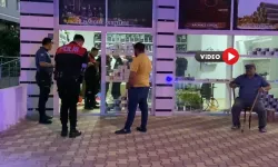 Bıçakla Dükkana Girince İş Yeri Sahibi Silahını Çekti