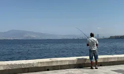 İzmir Körfez’deki Felakete Karşın Balık Tutmaya Devam Ediyorlar