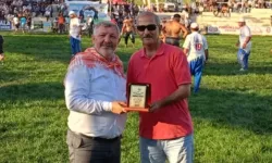 İrfan Ermiş’e Teşekkür Plaketi