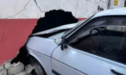 Denetimden Çıkan Araba Binaya Daldı: 1 Yaralı