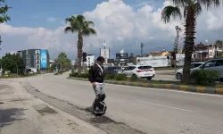 Trafikte Tek Teker Üzerinde Seyahat Yapan Şoför İlgi Odağı Oluyor