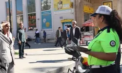 Bayan Polise ‘Komutanım’ Diyerek Tekmil Verdi: O Anlar İzleyenleri Güldürdü