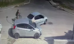 Geri Geri Gelirken Park Halindeki Araca Çarptı, Bir Şey Olmamış Üzere Uzaklaştı: O Anlar Kamerada