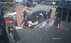 İzmir’de Arabanın Okulun Bahçesine Girme Anı Kamerada