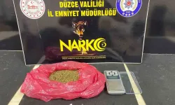 Polis Koçbaşı ile Kapıyı Kırıp Girdiği Meskende Narkotik Köpeği ile Arama Yaptı