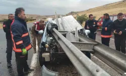Şoför, Bariyere Saplanan Arabadan Sağ Çıktı