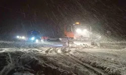 Bolu Dağı’nda Trafiğe Kar Pürüzü: Yolda Kalan Araçlar İçin Gruplar Seferber Oldu