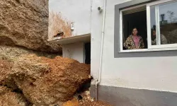 Çok Yağış Sebebiyle Kopan Kaya Kesimi Meskenin Kapısına Çarptı