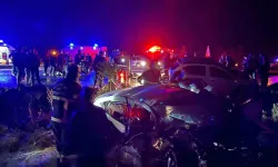 Yanılgılı ’U’ Dönüşü ile Üç Aracın Karıştığı Kazada Ortalık Savaş Alanına Döndü: 1 Meyyit, 7 Yaralı