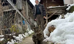 Artvin’de Mezrada Mahsur Kalan Kedileri İçin Karlı Yolları Aşarak Yiyecek Taşıyor