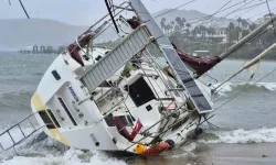 Bodrum’da Fırtına ve Yağış Tesirli Oldu, Yelkenli Tekne Karaya Vurdu