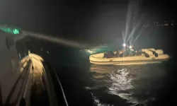 Çanakkale’de Motoru Arızalanan Lastik Botla Sürüklenen 12 Kaçak Göçmen Kurtarıldı