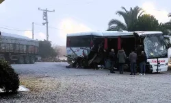 Denizli’de Feci Kaza... Yolcu Otobüsü Akaryakıt İstasyonundan Çıkan Tıra Çarptı: 1 Meyyit, 20 Yaralı