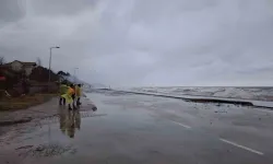 Dev Dalgalar Kıyısı Dövdü, Deniz Yola Taştı